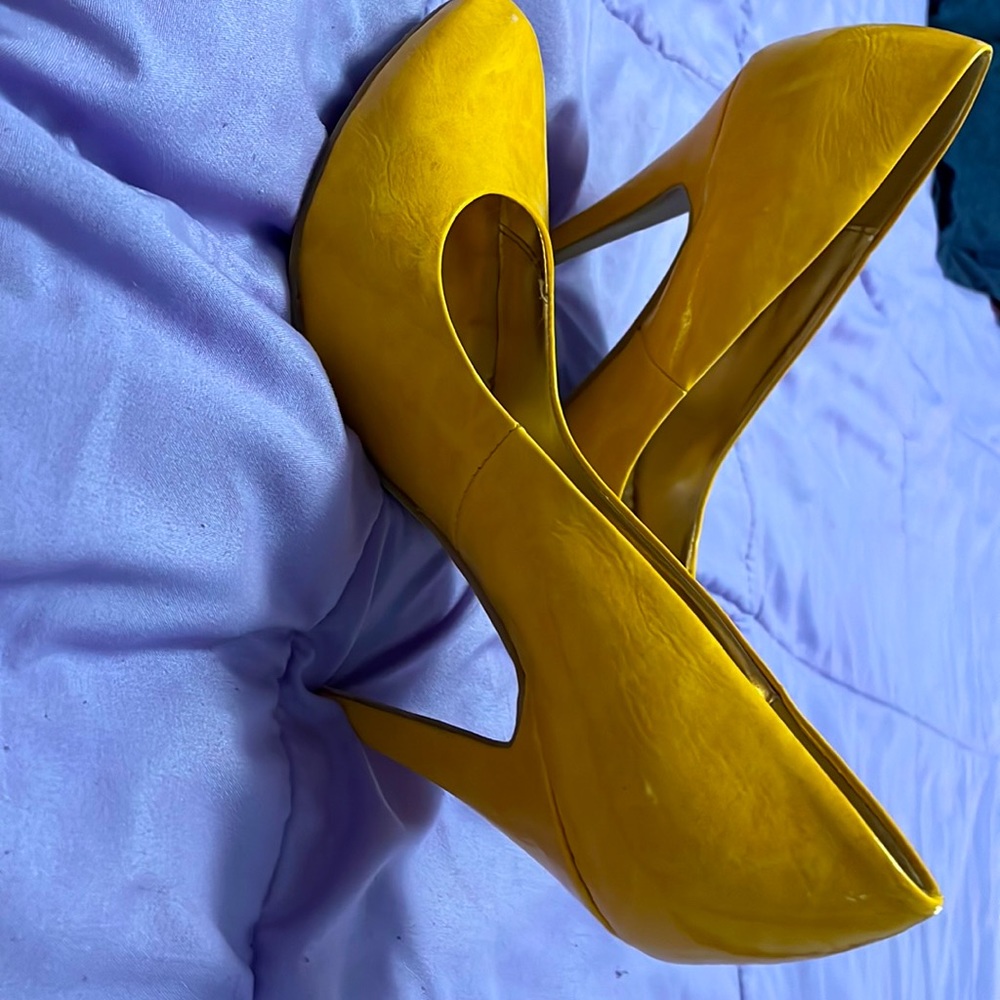 Modcloth yellow pumps size 10. Lightly used 4 inch heels. - Picture 4 of 4